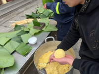 Những chiếc bánh chưng đặc biệt từ đôi tay lính cứu hoả Thủ đô