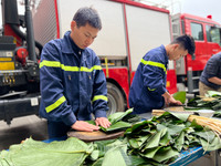 Những chiếc bánh chưng đặc biệt từ đôi tay lính cứu hoả Thủ đô