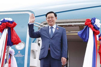 Chủ tịch Quốc hội Vương Đình Huệ bắt đầu thăm chính thức Lào