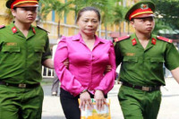 [ẢNH] Những Hoa hậu 'lóa mắt' trước tiền 'bẩn', đánh mất mình trên con đường lợi danh