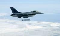 [ẢNH] F-15E mang theo AGM-154 để hủy diệt phiến quân Syria thân Iran