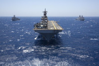 [ẢNH] Mỹ bất ngờ điều động nhiều chiến hạm theo các ngả tiến vào biển Đông