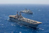 [ẢNH] Mỹ bất ngờ điều động nhiều chiến hạm theo các ngả tiến vào biển Đông