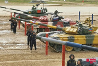 [ẢNH] Dù cố hết sức song xe tăng quốc bảo Trung Quốc vẫn thua Nga tại Tank Biathlon