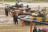 [ẢNH] Dù cố hết sức song xe tăng quốc bảo Trung Quốc vẫn thua Nga tại Tank Biathlon