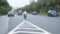 Né CSGT, xe máy quay đầu bỏ chạy giữa làn đường ô tô trên Đại lộ Thăng Long