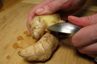 [ẢNH] Tuyệt chiêu giúp bóc vỏ củ quả chỉ trong nháy mắt