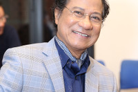 [ẢNH] Cuộc sống hạnh phúc ở tuổi 78 của ‘nam danh ca nhiều vợ, con nhất showbiz Việt’ – Chế Linh 