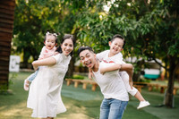 [ẢNH] Những mối tình ‘chị - em’ đình đám nhất nhì showbiz Việt