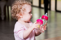 [ẢNH] Từ nghiên cứu trẻ bú bình 'nuốt' 1,6 triệu hạt vi nhựa/ngày: Những lưu ý giúp chọn bình sữa an toàn