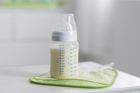 [ẢNH] Từ nghiên cứu trẻ bú bình 'nuốt' 1,6 triệu hạt vi nhựa/ngày: Những lưu ý giúp chọn bình sữa an toàn