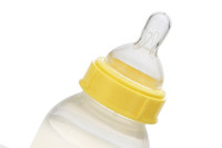 [ẢNH] Từ nghiên cứu trẻ bú bình 'nuốt' 1,6 triệu hạt vi nhựa/ngày: Những lưu ý giúp chọn bình sữa an toàn