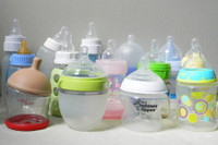 [ẢNH] Từ nghiên cứu trẻ bú bình 'nuốt' 1,6 triệu hạt vi nhựa/ngày: Những lưu ý giúp chọn bình sữa an toàn