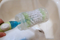 [ẢNH] Từ nghiên cứu trẻ bú bình 'nuốt' 1,6 triệu hạt vi nhựa/ngày: Những lưu ý giúp chọn bình sữa an toàn
