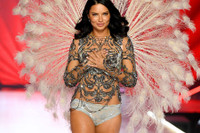 [ẢNH] Những ‘thiên thần nội y’ gợi cảm nhất lịch sử Victoria’s Secret