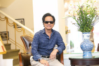 [ẢNH] Cuộc sống hạnh phúc ở tuổi 78 của ‘nam danh ca nhiều vợ, con nhất showbiz Việt’ – Chế Linh 