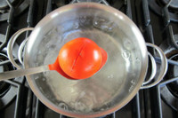 [ẢNH] Tuyệt chiêu giúp bóc vỏ củ quả chỉ trong nháy mắt