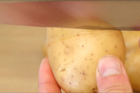 [ẢNH] Tuyệt chiêu giúp bóc vỏ củ quả chỉ trong nháy mắt