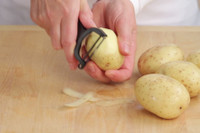 [ẢNH] Tuyệt chiêu giúp bóc vỏ củ quả chỉ trong nháy mắt