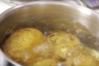 [ẢNH] Tuyệt chiêu giúp bóc vỏ củ quả chỉ trong nháy mắt