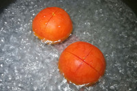 [ẢNH] Tuyệt chiêu giúp bóc vỏ củ quả chỉ trong nháy mắt