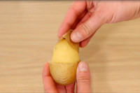 [ẢNH] Tuyệt chiêu giúp bóc vỏ củ quả chỉ trong nháy mắt