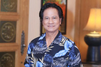 [ẢNH] Cuộc sống hạnh phúc ở tuổi 78 của ‘nam danh ca nhiều vợ, con nhất showbiz Việt’ – Chế Linh 