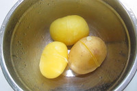 [ẢNH] Tuyệt chiêu giúp bóc vỏ củ quả chỉ trong nháy mắt