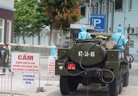 [Ảnh] Bộ Tư lệnh Thủ đô phun khử khuẩn Bệnh viện K cơ sở Tân Triều phòng Covid-19