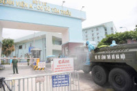 [Ảnh] Bộ Tư lệnh Thủ đô phun khử khuẩn Bệnh viện K cơ sở Tân Triều phòng Covid-19