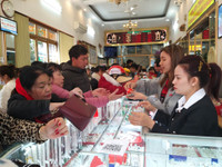 Nghệ An: Người dân đổ xô mua vàng cầu may ngày vía thần Tài