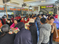 Nghệ An: Người dân đổ xô mua vàng cầu may ngày vía thần Tài