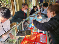 Nghệ An: Người dân đổ xô mua vàng cầu may ngày vía thần Tài