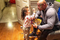 [ẢNH] The Rock: ‘Gã khổng lồ’ Hollywood và những khoảnh khắc ‘nhỏ bé’ ngỡ ngàng trước vợ con