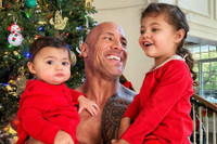 [ẢNH] The Rock: ‘Gã khổng lồ’ Hollywood và những khoảnh khắc ‘nhỏ bé’ ngỡ ngàng trước vợ con