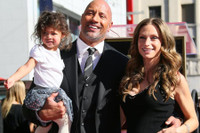 [ẢNH] The Rock: ‘Gã khổng lồ’ Hollywood và những khoảnh khắc ‘nhỏ bé’ ngỡ ngàng trước vợ con