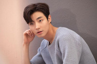 [ẢNH] Giải mã sức hút của Hwang In Yeop - nam thần U30 'chuyên trị' các vai 'trùm trường' 