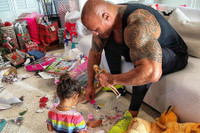 [ẢNH] The Rock: ‘Gã khổng lồ’ Hollywood và những khoảnh khắc ‘nhỏ bé’ ngỡ ngàng trước vợ con