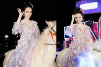 [ẢNH] Chuyện lạ mà quen: Sao Việt đua nhau đưa thú cưng lên thảm đỏ 