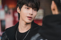 [ẢNH] Giải mã sức hút của Hwang In Yeop - nam thần U30 'chuyên trị' các vai 'trùm trường' 