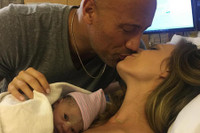 [ẢNH] The Rock: ‘Gã khổng lồ’ Hollywood và những khoảnh khắc ‘nhỏ bé’ ngỡ ngàng trước vợ con