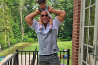 [ẢNH] The Rock: ‘Gã khổng lồ’ Hollywood và những khoảnh khắc ‘nhỏ bé’ ngỡ ngàng trước vợ con