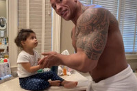 [ẢNH] The Rock: ‘Gã khổng lồ’ Hollywood và những khoảnh khắc ‘nhỏ bé’ ngỡ ngàng trước vợ con