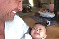 [ẢNH] The Rock: ‘Gã khổng lồ’ Hollywood và những khoảnh khắc ‘nhỏ bé’ ngỡ ngàng trước vợ con