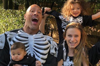 [ẢNH] The Rock: ‘Gã khổng lồ’ Hollywood và những khoảnh khắc ‘nhỏ bé’ ngỡ ngàng trước vợ con