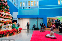 Bà Melania Trump gây tranh cãi khi bỏ khẩu trang tại Bệnh viện nhi Quốc gia