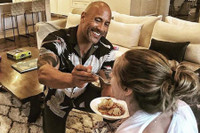 [ẢNH] The Rock: ‘Gã khổng lồ’ Hollywood và những khoảnh khắc ‘nhỏ bé’ ngỡ ngàng trước vợ con