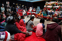 Bà Melania Trump gây tranh cãi khi bỏ khẩu trang tại Bệnh viện nhi Quốc gia