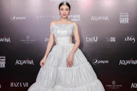 [ẢNH] Linh Chi dính loạt scandal từ ‘giật chồng' tới giành chỗ, chen lấn, hất tóc 