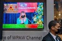 Bà Melania Trump gây tranh cãi khi bỏ khẩu trang tại Bệnh viện nhi Quốc gia